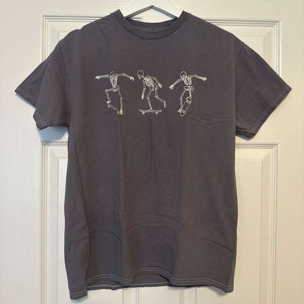 Shirt with skating skeletons